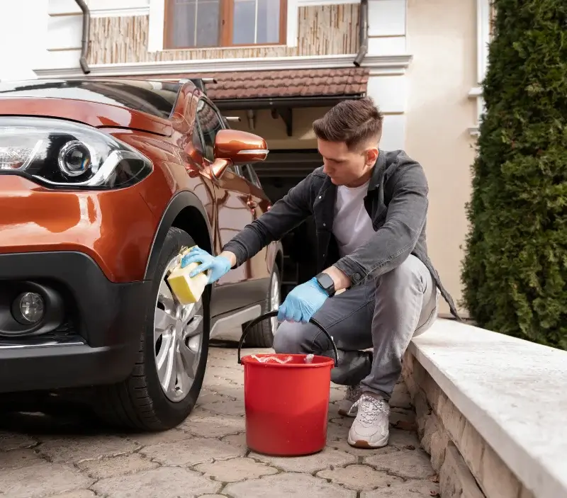 Lavage auto à domicile Saint-Leu-d'Esserent : professionnel intervenant sur un véhicule